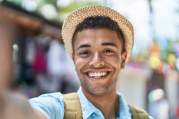 アフリカ系アメリカ人の男性の観光客は自信を持って笑顔作りますカメラによってストリートマーケット — ストック写真