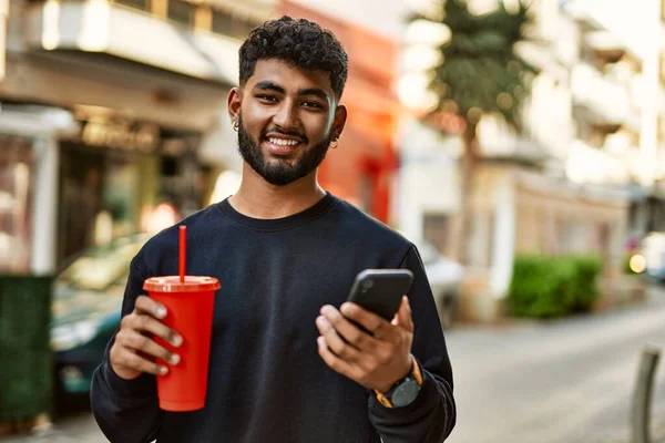 Jovem Árabe Homem Usando Smartphone Beber Refrigerante Rua — Fotografia de Stock