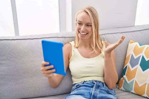 Mladá Běloška Pomocí Touchpad Sedí Pohovce Slaví Úspěch Šťastným Úsměvem — Stock fotografie