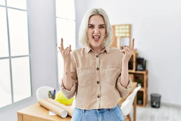 Young Beautiful Caucasian Woman Construction Office Shouting Crazy Expression Doing — Stockfoto