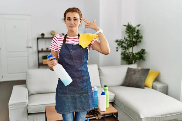 Önlük Takan Esmer Bir Kadın Evde Temizlik Malzemelerini Tutuyor Kendini — Stok fotoğraf