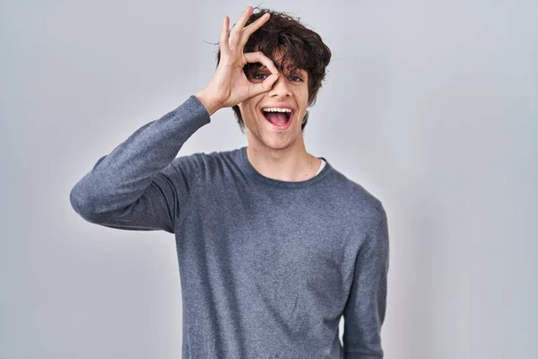 Young Man Standing Isolated Background Doing Gesture Hand Smiling Eye — ストック写真