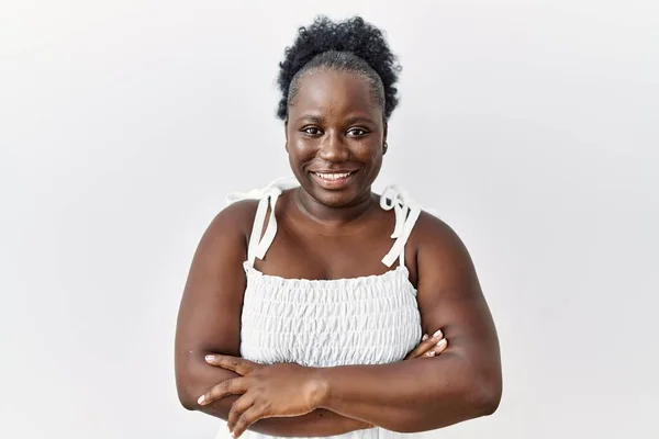 Eine Junge Afrikanerin Steht Vor Weißem Hintergrund Und Lächelt Mit — Stockfoto