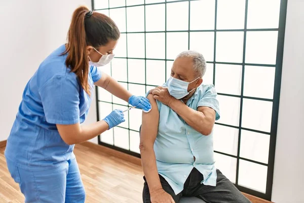 Güvenlik Önlemleri Almış Yaşlı Bir Adam Kovid Bağışıklık Aşısıyla Aşılanıyor — Stok fotoğraf