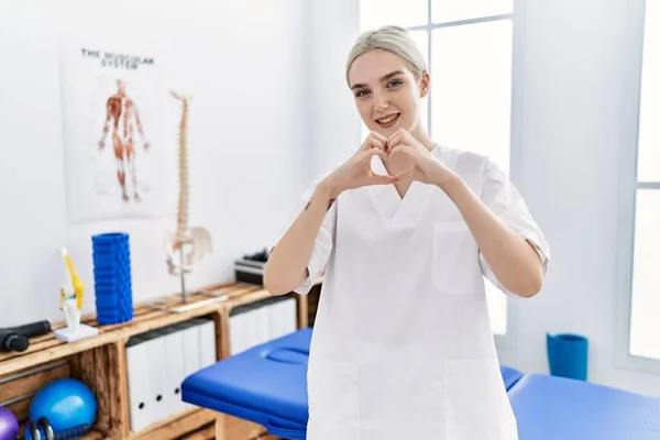 Jeune Femme Caucasienne Travaillant Clinique Récupération Douleur Souriant Dans Amour — Photo