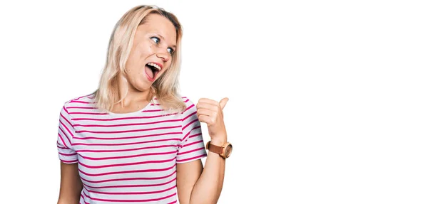 Mujer Joven Caucásica Vistiendo Ropa Casual Sonriendo Con Cara Feliz — Foto de Stock