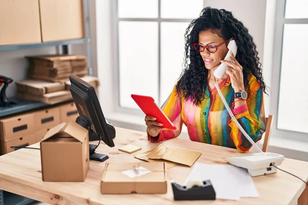 African American Woman Ecommerce Business Worker Using Touchpad Talking Telephone — Photo