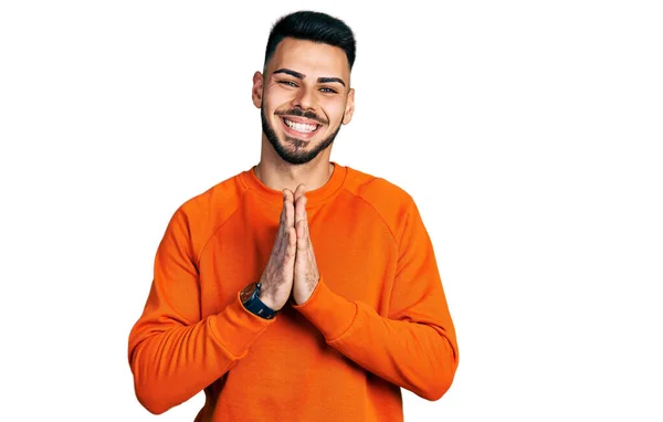Junger Hispanischer Mann Mit Bart Trägt Lässigen Orangefarbenen Pullover Und — Stockfoto