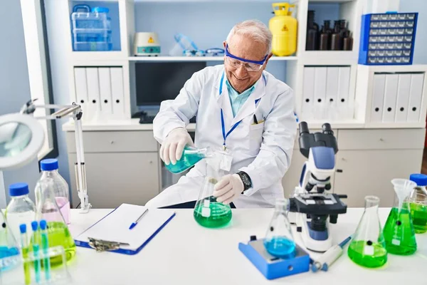Senior Man Wearing Scientist Uniform Pouring Liquid Laboratory — ストック写真