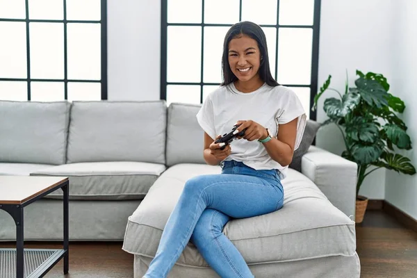 Jovem Latina Sorrindo Confiante Jogar Videogame Casa — Fotografia de Stock