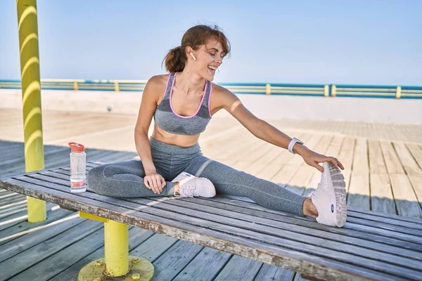 Joven Mujer Caucásica Usando Ropa Deportiva Que Extiende Playa — Foto de Stock