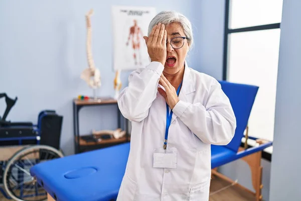 Middle Age Woman Grey Hair Working Pain Recovery Clinic Yawning — Stockfoto