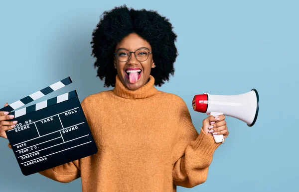 Genç Afro Amerikalı Kadın Elinde Video Film Klonuyla Megafonla Komik — Stok fotoğraf