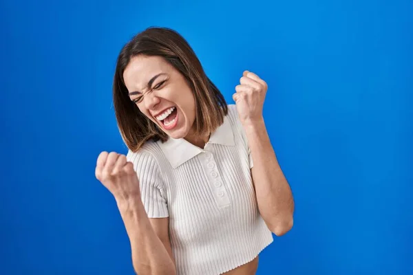 Femme Hispanique Debout Sur Fond Bleu Très Heureux Excité Faisant — Photo