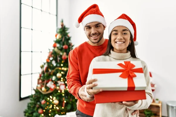 Genç Latin Çift Mutlu Bir Şekilde Gülümsüyor Evde Noel Hediyelerini — Stok fotoğraf