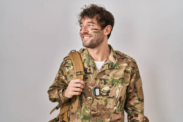 Jovem Hispânico Vestindo Uniforme Exército Camuflagem Olhando Para Lado Com — Fotografia de Stock