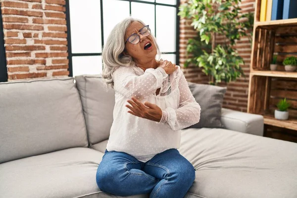 Mujer Mediana Edad Sentada Sofá Sufriendo Dolor Espalda Casa —  Fotos de Stock