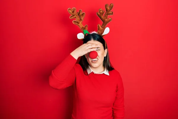 Young Hispanic Woman Wearing Deer Christmas Hat Red Nose Tired — Stock fotografie