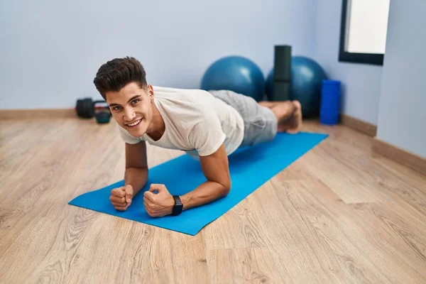 Jovem Hispânico Sorrindo Treinamento Abs Exercício Confiante Centro Desportivo — Fotografia de Stock