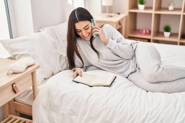 Mujer Hispana Joven Hablando Libro Lectura Teléfonos Inteligentes Dormitorio —  Fotos de Stock