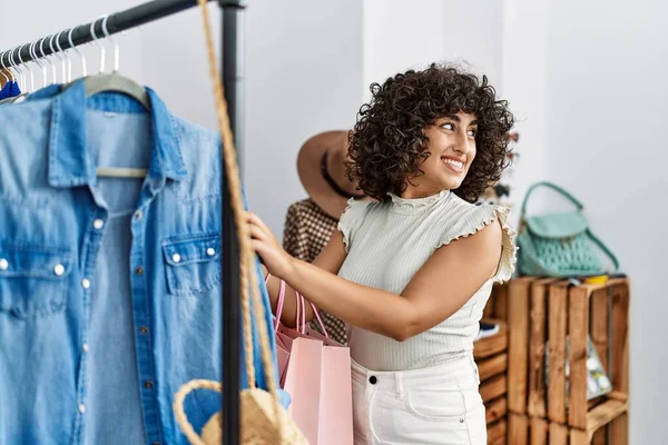 Young Middle East Customer Woman Smiling Happy Choosing Clothes Clothing — Stockfoto