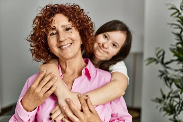 Reife Mutter Und Syndrom Tochter Hause Die Sich Liebevoll Umarmt — Stockfoto