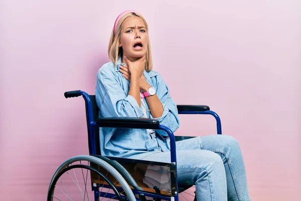 Beautiful Blonde Woman Sitting Wheelchair Shouting Suffocate Because Painful Strangle — Photo