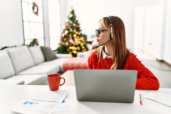 Young Caucasian Girl Sitting Table Working Using Laptop Christmas Tree — 图库照片