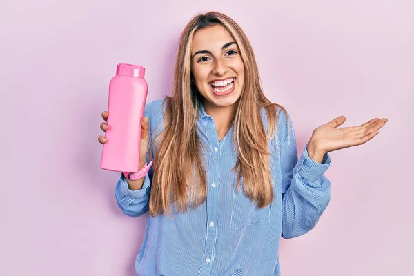 Mulher Hispânica Bonita Segurando Garrafa Xampu Celebrando Realização Com Sorriso — Fotografia de Stock