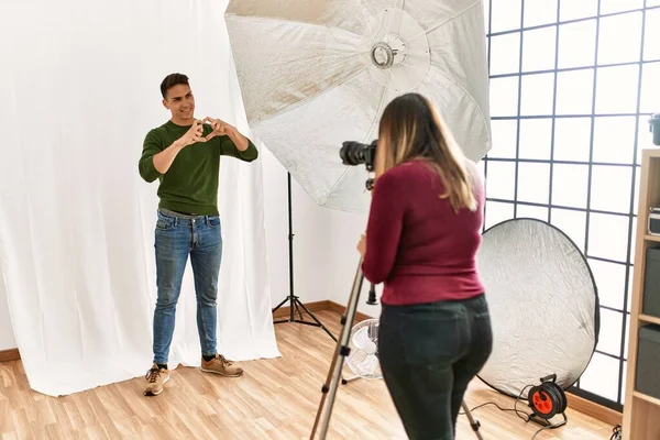 Joven Estudio Fotografía Sonriendo Enamorado Mostrando Símbolo Del Corazón Forma — Foto de Stock