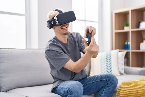 Young Caucasian Man Playing Video Game Using Virtual Reality Glasses — Foto Stock