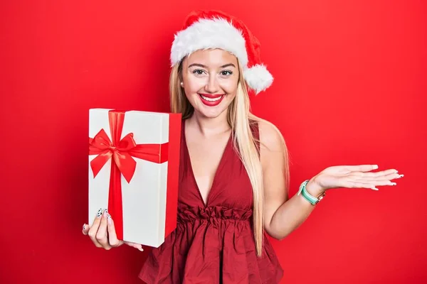 Jong Blond Meisje Dragen Kerst Hoed Het Houden Van Geschenken — Stockfoto