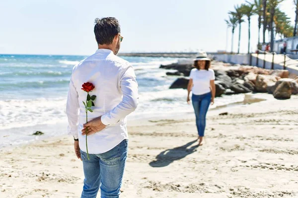 Латиноамериканец Средних Лет Удивляет Женщину Держащую Цветок Пляже — стоковое фото