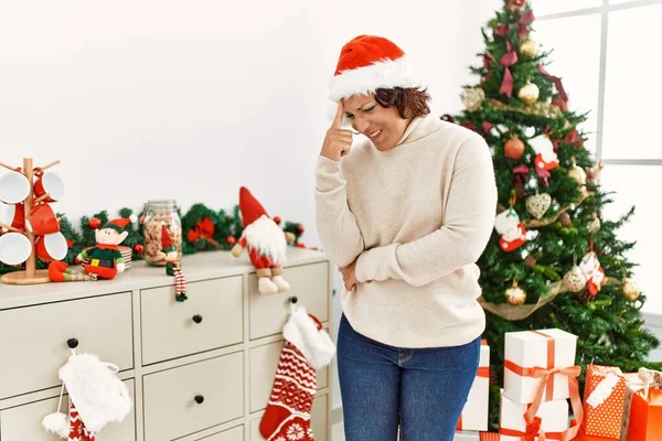 Femme Hispanique Moyen Âge Debout Près Arbre Noël Fatigué Frotter — Photo