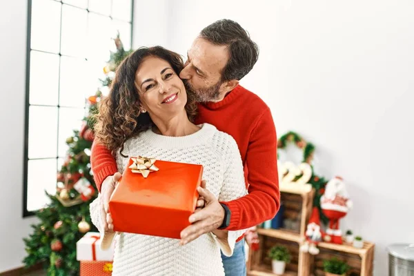 Middle Age Hispanic Couple Smiling Happy Holding Christmas Gift Home — Stock Photo, Image