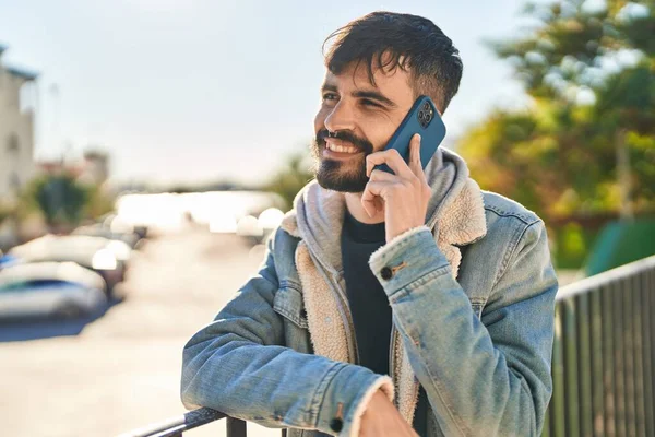 Genç Spanyol Adam Gülümsüyor Kendine Güveniyor Sokakta Akıllı Telefondan Konuşuyor — Stok fotoğraf