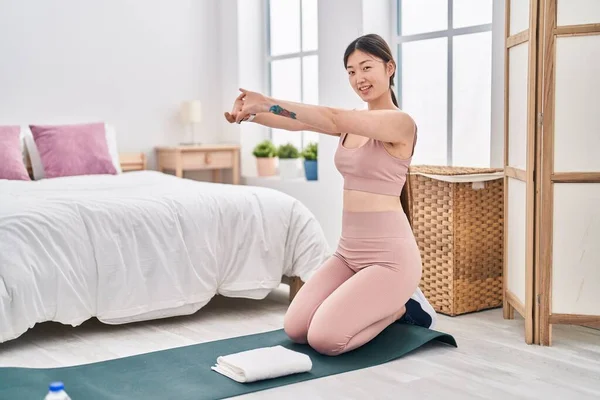 Chinês Mulher Sorrindo Confiante Alongamento Quarto — Fotografia de Stock