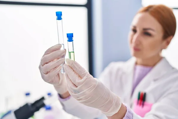 Jovem Cientista Caucasiana Medindo Tubos Ensaio Retenção Líquidos Laboratório — Fotografia de Stock