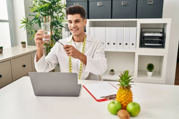 Mladý Hispánec Dietní Uniformě Drží Sklenici Vody Klinice — Stock fotografie