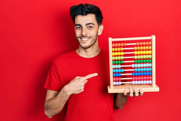 Ung Latinamerikansk Man Håller Traditionell Abacus Leende Glad Pekar Med — Stockfoto