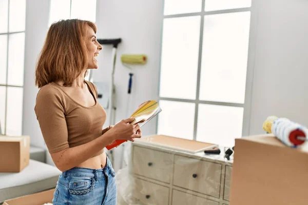 Young Caucasian Woman Smiling Confident Choosing Wall Color Home — Foto Stock