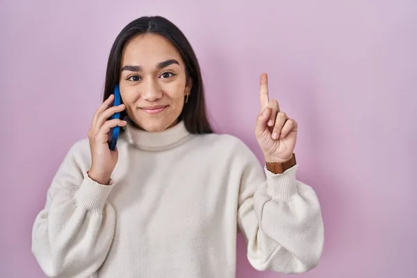 Junge Südasiatin Unterhält Sich Auf Dem Smartphone Lächelt Mit Einer — Stockfoto