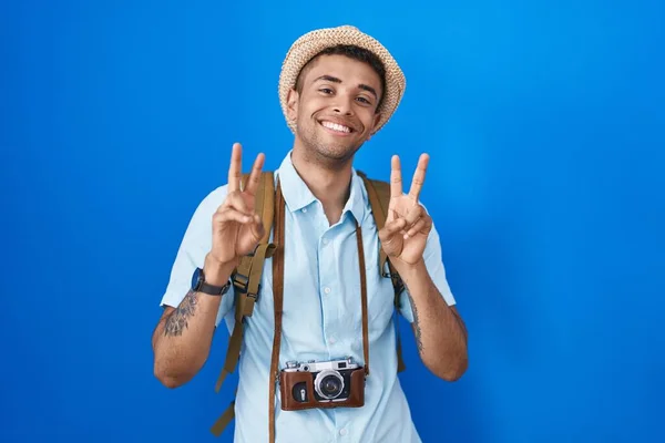 Jovem Brasileiro Segurando Câmera Vintage Sorrindo Olhando Para Câmera Mostrando — Fotografia de Stock