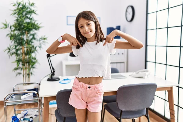 Young Hispanic Girl Standing Pediatrician Clinic Looking Confident Smile Face — Stock fotografie