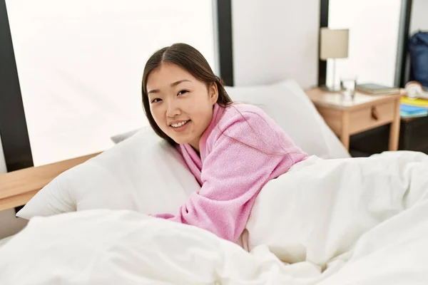 Menina Chinesa Jovem Sorrindo Feliz Abraçando Travesseiro Deitado Cama Quarto — Fotografia de Stock