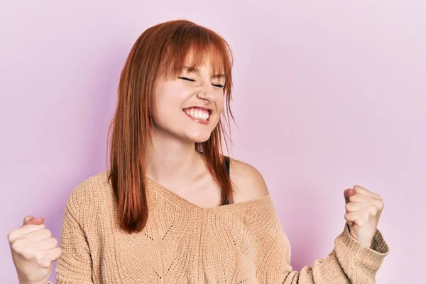 Redhead Ung Kvinna Bär Casual Vinter Tröja Mycket Glad Och — Stockfoto