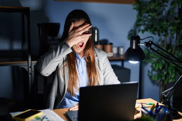 Молодая Брюнетка Работающая Ночам Офисе Подглядывает Лицо Глаза Закрывающие Шок — стоковое фото