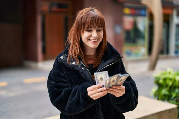 Νεαρή Γυναίκα Χαμογελά Αυτοπεποίθηση Καταμέτρηση Δολάρια Στο Δρόμο — Φωτογραφία Αρχείου