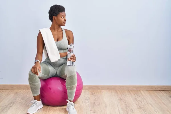 African American Woman Wearing Sportswear Sitting Pilates Ball Looking Side — Stockfoto