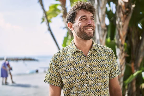 Ung Latinamerikansk Man Ler Säker Promenader Vid Havet — Stockfoto